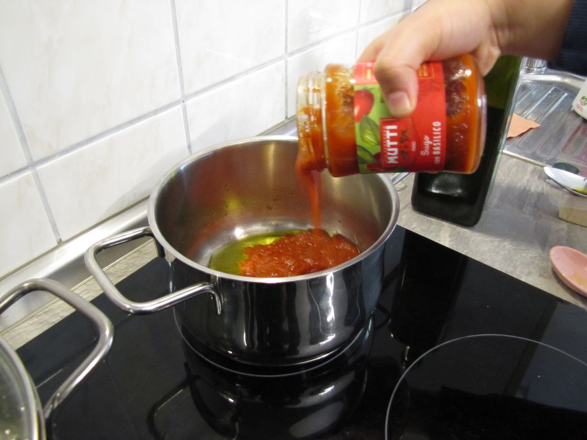 Tomatensoße hinzufügen